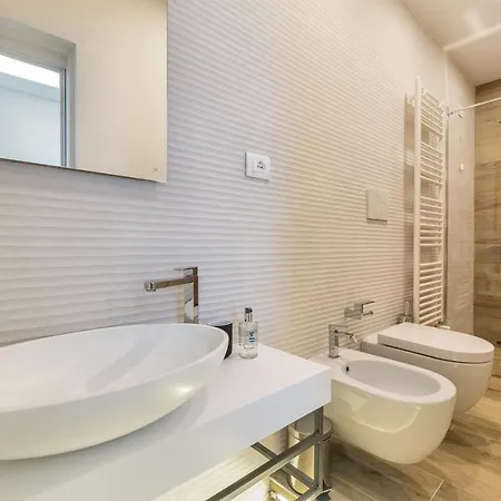B-stay Via Milano 52 ゲストハウス 4*