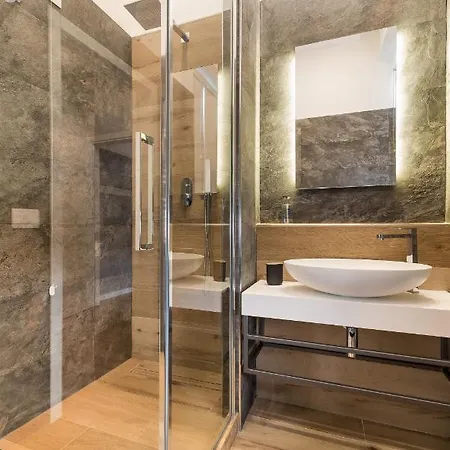 B-stay Via Milano 52 Pensión 4*